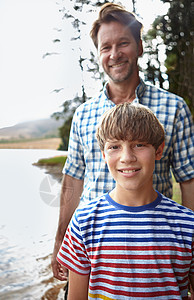 像我爸爸一样爱户外 父亲和儿子站在湖边的肖像 就像我老爸一样背景图片