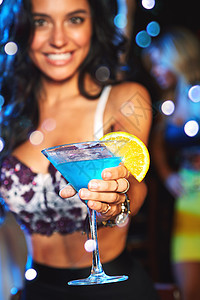 在夜总会与年轻女子手牵手 鸡尾酒会和派对 参加新年庆祝活动或活动 蓝色 酒杯和俱乐部的女性 晚上喝酒时享受生日图片