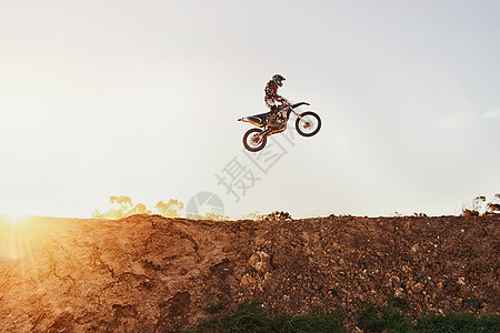 一场赛跑中 一辆摩托骑手在半空中拍到的一张照片图片