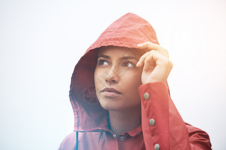 看来雨已经清空了 一位年轻女子站在大雨中图片