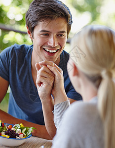 当我看见你时 我的心就笑了 一个情爱的年轻夫妇 一起享受健康的沙拉图片