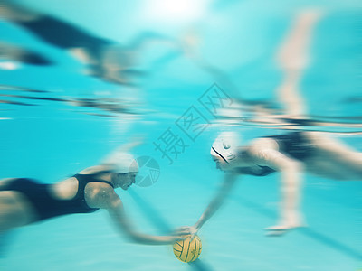 在比赛 比赛或游泳期间 水球 运动和女性在水下打球 团队合作 行动和模糊的运动员团队在游泳池中参加职业比赛以获得冠军图片