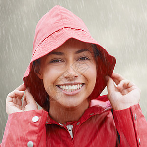 一阵小雨不会让我失望 一位有魅力的年轻女子站在雨中图片