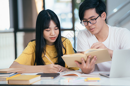 一个亚裔学生正在阅读书本和学习 一起教书知识咨询考试瞳孔图书团队技术教学团体青少年图片