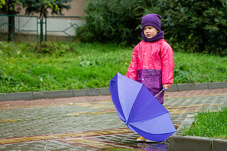 孩子在秋雨中玩耍 有伞的孩子 任何天气都能为孩子们带来户外乐趣 儿童雨衣 靴子和夹克童年婴儿家庭季节女性雨滴快乐衣服幸福图片