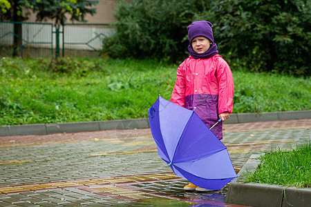 雨中带着伞子的小孩走在雨中 小男孩 户外有伞子飞溅季节橡皮孩子们乐趣舞蹈雨衣淋浴水坑天气图片