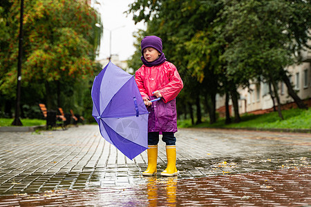 孩子在秋雨中玩耍 有伞的孩子 任何天气都能为孩子们带来户外乐趣 儿童雨衣 靴子和夹克季节水坑婴儿外套彩虹下雨城市淋浴橡皮衣服图片