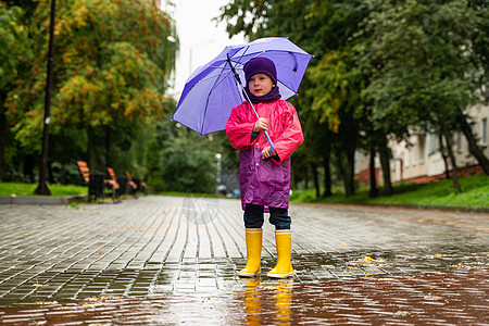 孩子在秋雨中玩耍 有伞的孩子 任何天气都能为孩子们带来户外乐趣 儿童雨衣 靴子和夹克衣服幸福季节雨滴家庭快乐婴儿童年女性图片