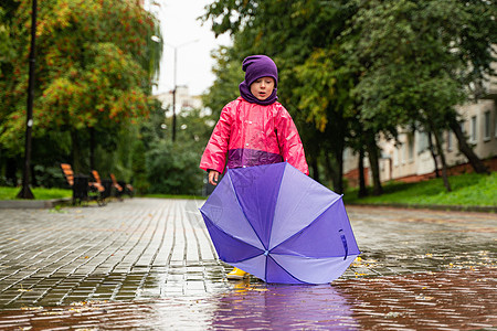 孩子在秋雨中玩耍 有伞的孩子 任何天气都能为孩子们带来户外乐趣 儿童雨衣 靴子和夹克幸福衣服橡皮外套下雨童年城市季节婴儿风暴图片