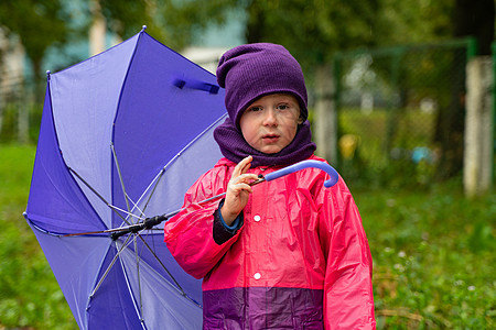 孩子在秋雨中玩耍 有伞的孩子 任何天气都能为孩子们带来户外乐趣 儿童雨衣 靴子和夹克外套童年公园衣服季节橡皮彩虹风暴下雨婴儿图片