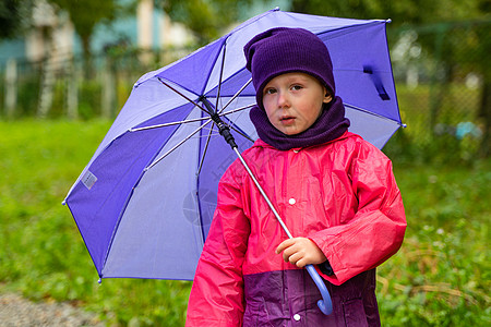 孩子在秋雨中玩耍 有伞的孩子 任何天气都能为孩子们带来户外乐趣 儿童雨衣 靴子和夹克橡皮童年水坑彩虹季节城市淋浴幸福风暴公园图片