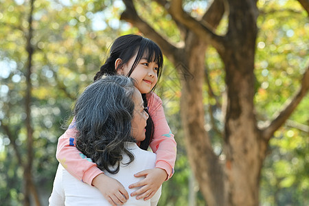 可爱的小孙女拥抱她的老祖母 同时在户外共度时光 家庭与爱的概念是一对子图片