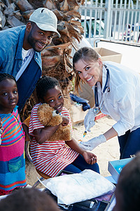当社区健康时 我很高兴 一名志愿护士为贫困儿童注射针剂 (笑声)图片