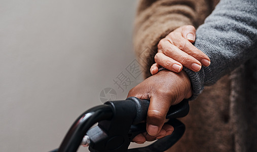 我总是会助你一臂之力 一个面目全非的老年妇女帮助她的丈夫用他的学步车走路图片