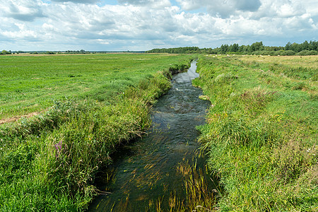 波兰东部的乌韦尔卡小河场景墙纸溪流运河牧场天空抛光季节芦苇支撑图片
