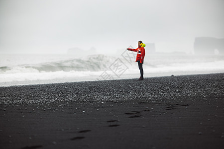 看着雷尼斯法哈拉海滩海浪崩塌的人图片