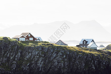 海边悬崖边缘的红色冰岛典型木制房屋图片