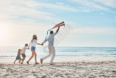 一对幸福的情侣带着孩子 带着风筝在海滩上走动 拍到一整段镜头 (笑声)图片