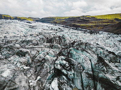冰岛冰川上的泥层覆盖冰面图片