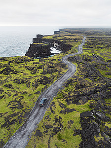 位于冰岛海岸的黑色火山岩礁沿岸的洛基公路图片