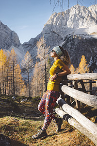 在阳光明媚的秋天 女性登山者在山区进行太阳浴的垂直照片图片