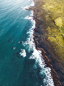 垂直照片 海浪拍打海岸的鸟瞰图 — 冰岛图片