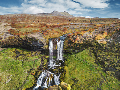 著名的羊羊在冰岛的瀑布 从空中看背景图片