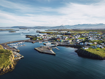 与渔船在冰岛典型渔港镇的港图片
