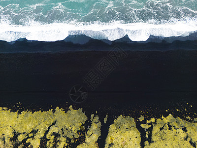 冰岛雷尼斯法哈拉黑海滩海岸的海浪坠落图片
