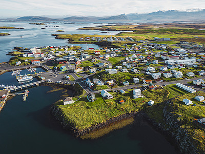 冰岛一个小渔城 在阳光明媚的一天拥有丰富多彩的房子高清图片