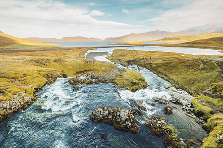 奔向大海的河流 在冰岛的某处图片