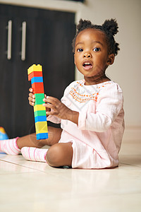 我已经开始建设我的未来 一个可爱的小女孩在家里玩她的积木的全长肖像图片