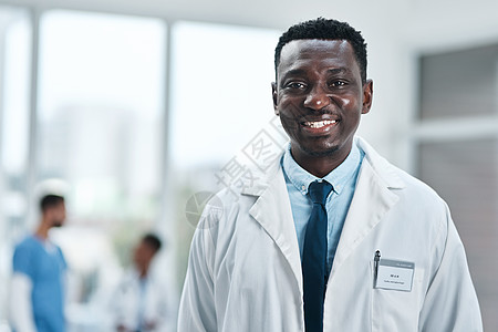 我总是尽我所能确保高质量的保健 一位成熟的医生站在医院里 他的肖像图片