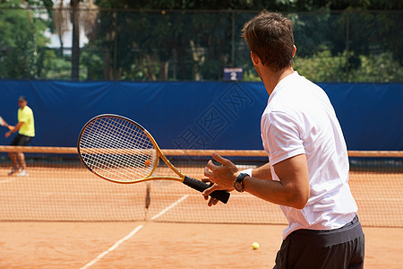 他们的朋友和大对手在球场上 两名男性网球运动员在球场上锻炼法庭运动游戏娱乐阳光男人训练玩家成人图片