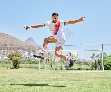 足球运动员场 男子足球技巧和控制户外草地上的运动 健身和健康 在开普敦的球场上跳跃足球技巧 年轻运动员和自由式踢球以促进健康图片