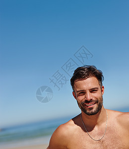 我是太阳崇拜者 年轻人在海滩上享受一天的快乐图片