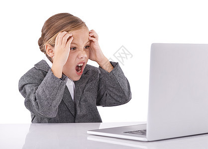 A 一个穿着商业服装的小女孩 在用笔记本电脑工作时看着沮丧图片