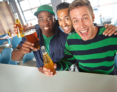 工作后庆祝 三个激动的朋友在酒吧打倒啤酒了 (笑声)图片
