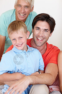 家庭是世界上最重要的事情 一个年轻人和他的儿子以及他的年长父亲坐在家里的画像图片