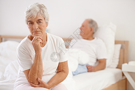 争论是任何关系的一部分 一个老夫妇在卧室里看着不开心的情侣图片