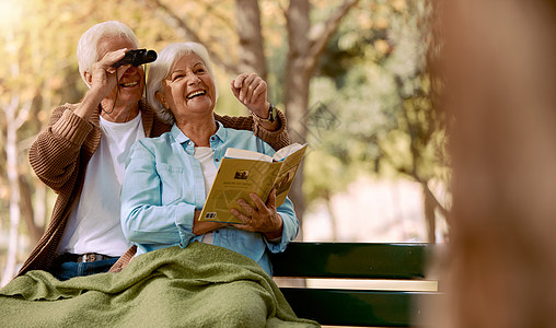 爱 年长的夫妇和一起看书的鸟 双目和浪漫 浪漫 成熟的男人和老女人在大自然中 快乐地谈论动物 笔记本和公园长椅的爱好图片