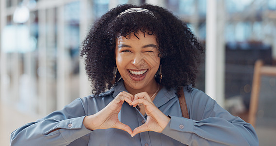 现代办公室 营销客户支持或客户品牌护理中的女商务人士 面孔或心脏标志 创意设计师 巴西工人和雇员的肖像 快乐的微笑或爱的手势成功图片