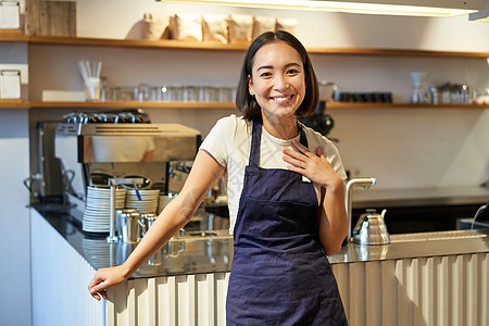微笑的亚洲企业家 独立咖啡店老板 穿着围裙 在咖啡馆工作 穿着围裙的肖像生意店铺商务食堂餐厅房子职业广告顾客女性图片
