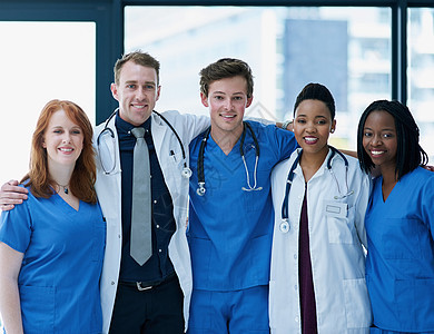 您的高素质医疗团队 一群自信的年轻医生在医院工作的肖像图片