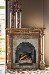 由耐热砖制成的壁炉在顶部衬有不同纹理和颜色的大理石材料 营造出带有 18 世纪时代气息的美丽和威严 独家内饰的一部分图片