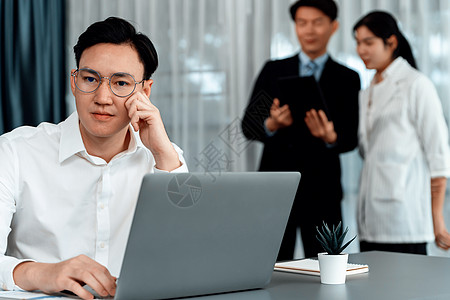 在和谐办公室成功树立了男性管理者自信的重心轮廓老板职场相机经理桌子上班族电脑微笑团队生意人图片