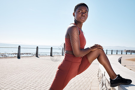 在哥斯达黎加 为了开始健身 有氧运动和锻炼 在长廊上伸展 腿部和黑人女性 体育比赛和锻炼的热身 运动和非洲赛跑者训练图片