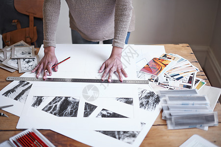 艺术家工作空间 一名女性在她的投资组合上工作图片