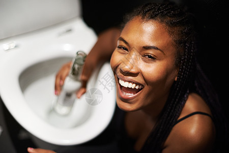 在派对活动 生日庆典或夜总会社交聚会中 黑人妇女 脸和在厕所喝酒 音乐节浴室里拿着啤酒瓶的肖像 微笑或快乐的醉酒者背景图片