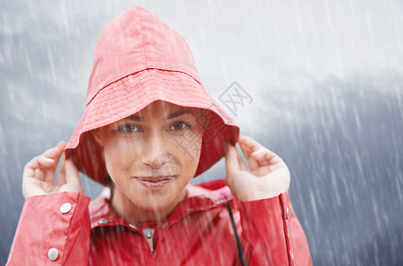 下雨 但我被覆盖了 一个有魅力的年轻女子站在雨中高清图片